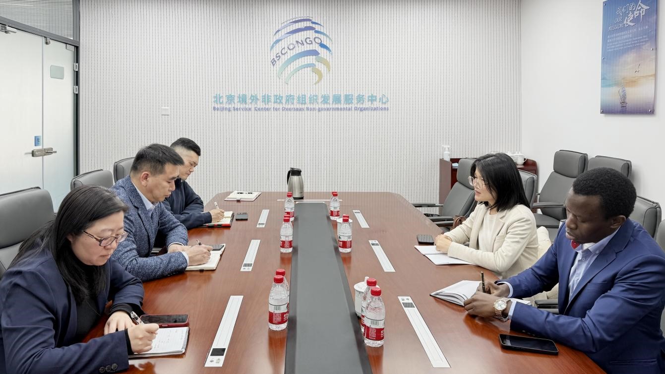 亚洲基础设施投资银行社会组织事务官员 等一行到访服务中心