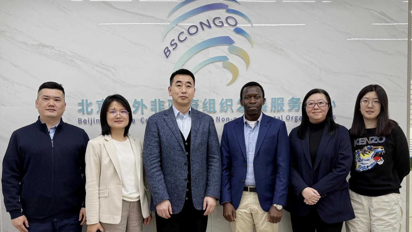 亚洲基础设施投资银行社会组织事务官员 等一行到访服务中心